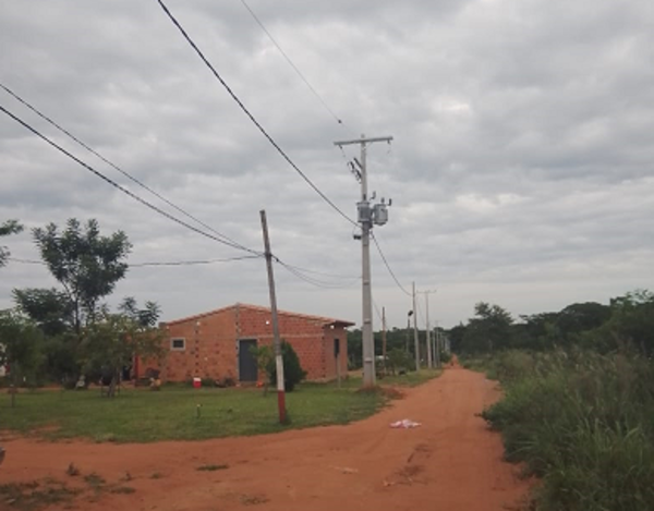 ANDE electrifica y regulariza suministros que benefician a familias de territorio social de Ypané - .::Agencia IP::.