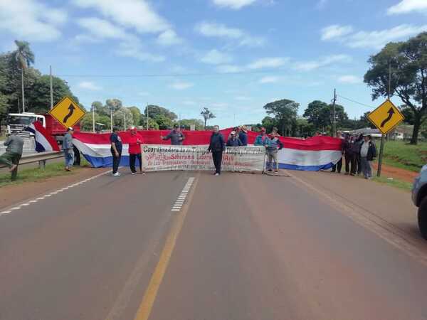 Exobreros de Itaipu cierran Ruta Py 02 - La Clave