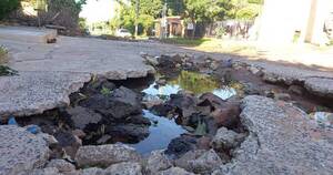 La Nación / En Villa Elisa piden que municipio arregle capa asfáltica y retire vehículos abandonados