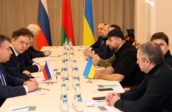 Delegaciones de Ucrania y Rusia iniciaron negociaciones por videoconferencia