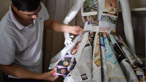 Joven hace ropas con revistas viejas y cartones y es furor