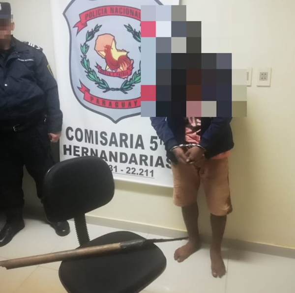 Diario HOY | Detienen a un hombre que andaba por la calle armado con una foisa