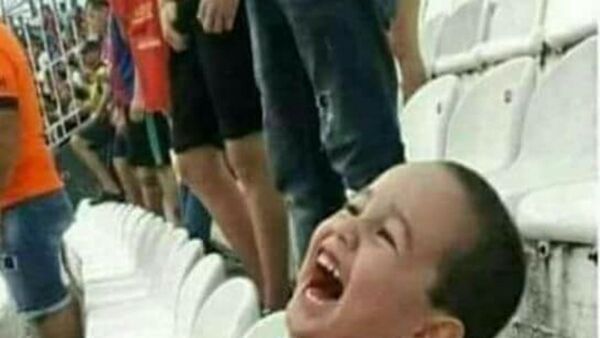 El niño meme que alzó la copa frente a Olimpia