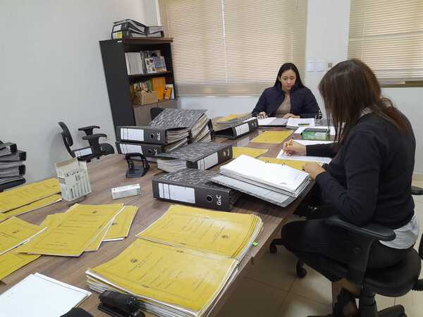 Evalúan carpetas de jóvenes que desean acceder a Becas EBY - Gobernación de Itapúa