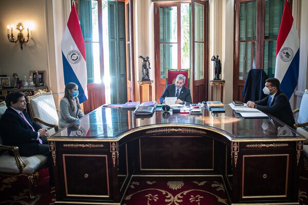Presidente Mario Abdo promulga leyes para ejecutar obras viales de gran impacto en el Chaco y Alto Paraná