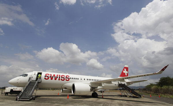 El nuevo Airbus A220 para en Panamá antes de ir a feria aeronáutica en Chile - MarketData