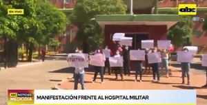 Padres de cadetes se manifiestan contra torturas frente al Hospital Militar