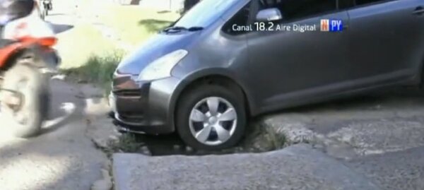 Luque: Otro vehículo cae a un pozo sobre avenida Brítez Borges | Noticias Paraguay