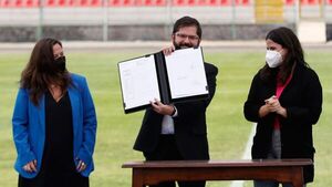 El presidente de Chile firma la ley que profesionaliza el fútbol femenino