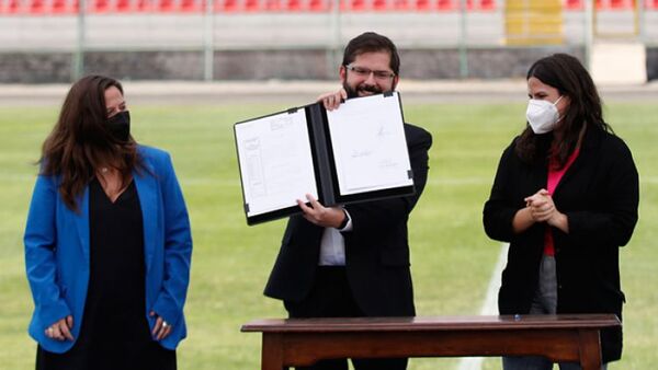 El presidente de Chile firma la ley que profesionaliza el fútbol femenino