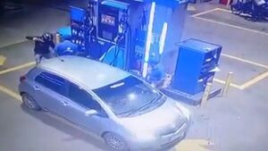 Motochorros asaltan a clientes y empleados de una estación de servicios