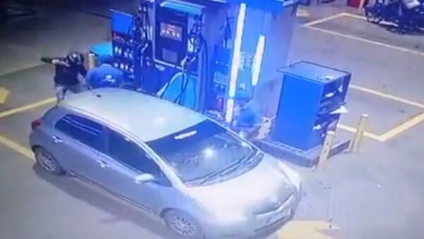 Motochorros asaltan a clientes y empleados de una estación de servicios