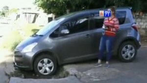 Luque: Otro vehículo cae en enorme bache en la avenida Brítez Borges