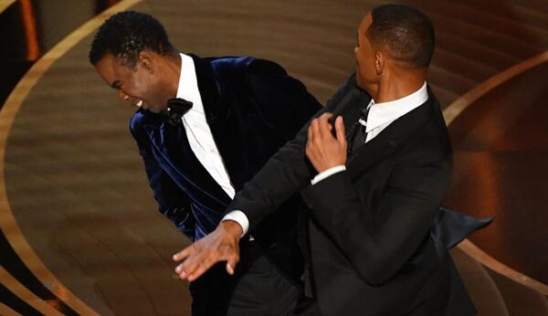 Will Smith renuncia a la Academia tras el escándalo que protagonizó al tonguear a Chris Rock