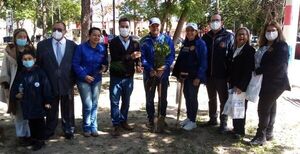 Autoridades regalaron y plantaron arbolitos en distintos barrios de la ciudad de Pilar - Nacionales - ABC Color