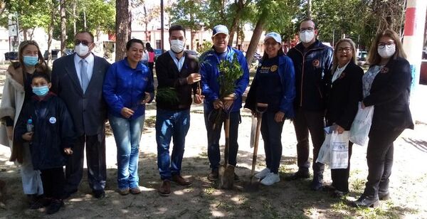 Autoridades regalaron y plantaron arbolitos en distintos barrios de la ciudad de Pilar - Nacionales - ABC Color