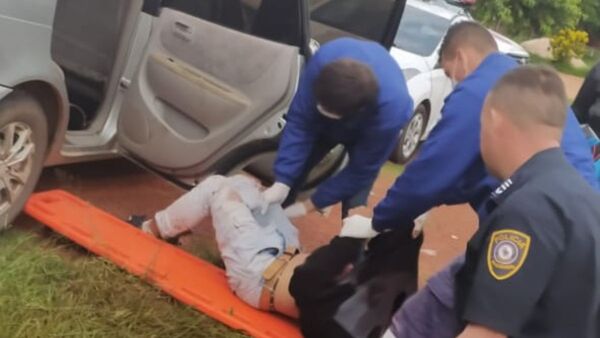 Llevaba un cadáver en su auto y atropelló una barrera policial
