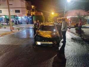 Incendio de vehículo en pleno centro de Encarnación