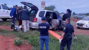 Atropellan una barrera policial y abandonan auto con cuerpo adentro