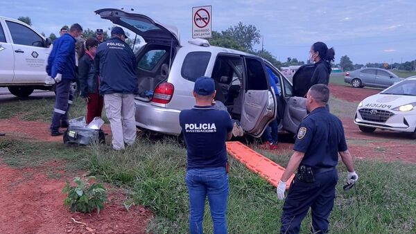 Atropellan una barrera policial y abandonan auto con cuerpo adentro