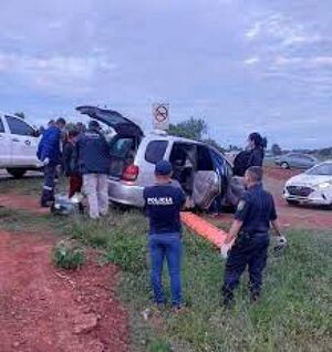 Atropellan barrera policial y abandonan vehículo con cuerpo adentro