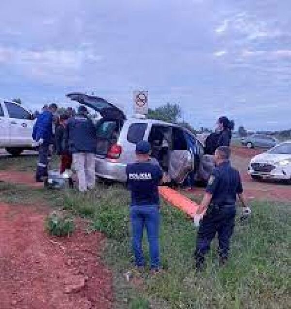 Atropellan barrera policial y abandonan vehículo con cuerpo adentro