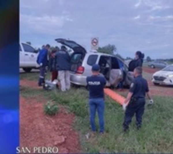 Delincuentes abandonan vehículo con cadáver dentro - Paraguay.com