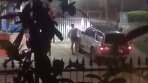 Policía borracho atropelló semidesnudo la casa de su ex
