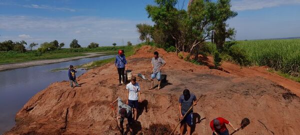 Familiares y amigos de Dahiana reanudan búsqueda en un tajamar  - Nacionales - ABC Color