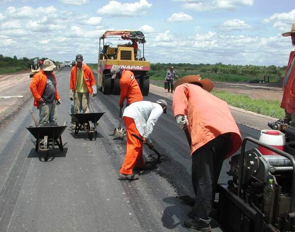 Ejecutivo promulga leyes para ejecutar obras viales en el Chaco y Alto Paraná - ADN Digital