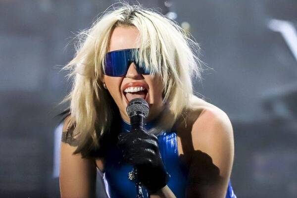 Crónica / Todo mal para Miley Cyrus, ¡se contagió de Covid recorriendo Sudamérica!