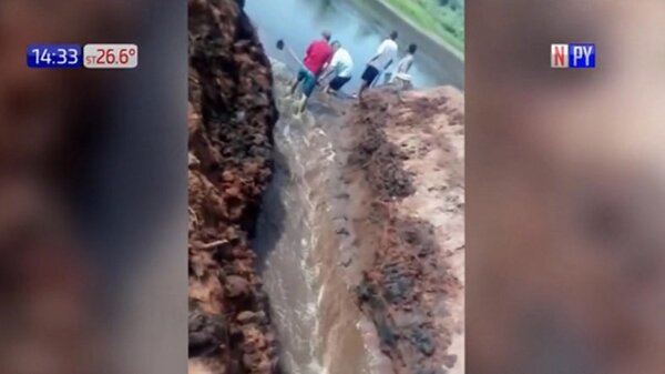 Familiares buscan a Dahiana en tajamar de Guarambaré | Noticias Paraguay