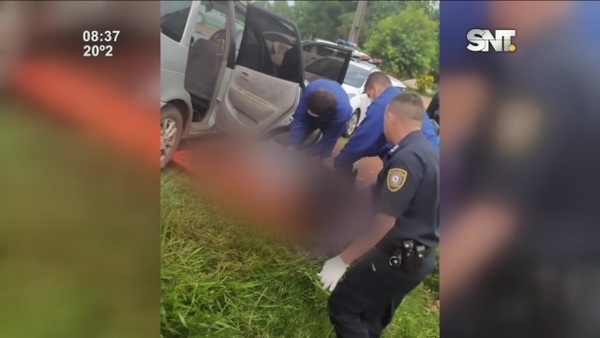 Atropellan barrera y hallan cadáver al interior de un auto - SNT