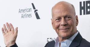 La Nación / Moda y “accidentes” en los Oscar; homenaje a Felipe con royals y Bruce Willis dice adiós