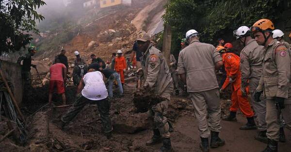 La Nación / Fuertes lluvias dejan al menos 10 muertos