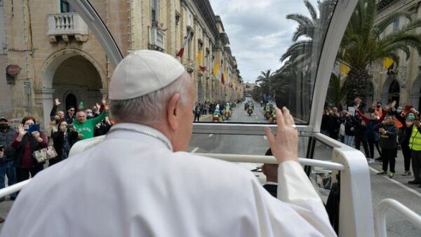 El papa condena de nuevo en Malta la “guerra sacrílega” en Ucrania