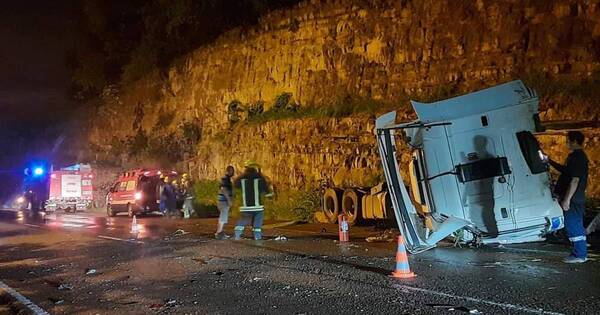 La Nación / Un aparatoso accidente se registró en el cerro de Caacupé