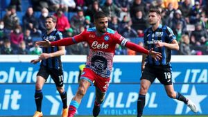 El Napoli impone su efectividad en Bérgamo y presiona al Milan