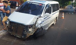 Conductor embiste contra columna en Franco