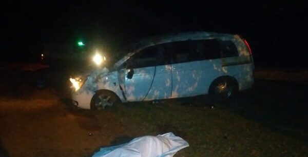 Docente muere en vuelco de vehículo