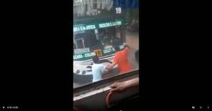 La Nación / Chofer de bus interno rompió de un puñetazo el parabrisas de otro colectivo