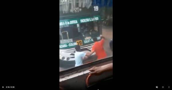 La Nación / Chofer de bus interno rompió de un puñetazo el parabrisas de otro colectivo