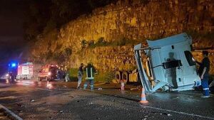 Accidente de camiones de gran porte en Caacupé deja dos heridos - Nacionales - ABC Color