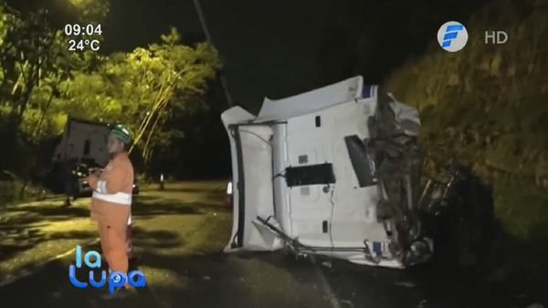Dos camiones de gran porte se accidentan en cerro Caacupé