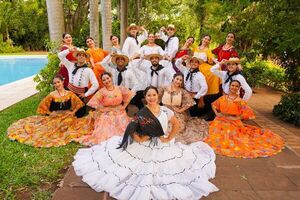 Bailarines seleccionados para viajar a festival juntan dinero zapateando en las calles - Cultura - ABC Color
