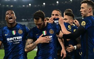Inter se aferra a la lucha por el Scudetto tras vencer a la 'Juve'