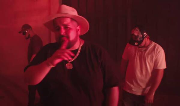 Crónica / [VIDEOCLIP] Armas, asesinato y una novia secuestrada, lo nuevo de Humbertiko & Urbanos