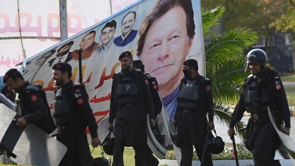 El presidente de Pakistán decide disolver el Parlamento por recomendación del primer ministro