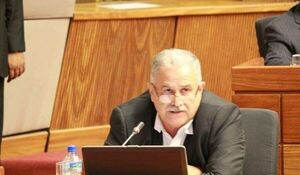 Diputado dará a conocer lista de periodistas que reciben plata de la mafia, anuncia su abogado