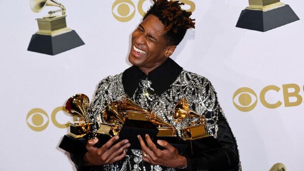 Jon Batiste y Silk Sonic triunfan en unos Grammy que tuvo a Zelenski